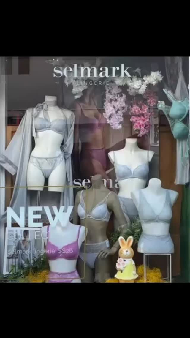 Escaparate de Alicia Lencería en la Rúa Nova de Betanzos